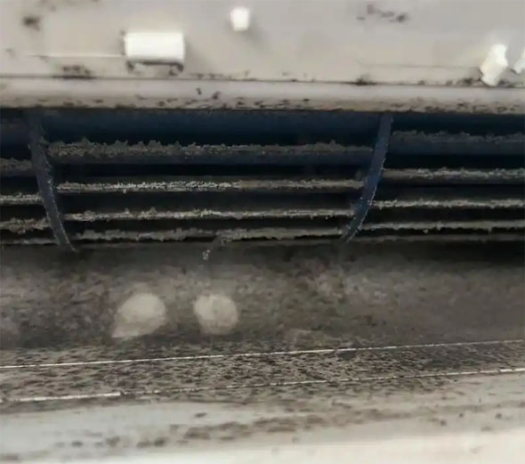 旺苍空调吹的风有股烧焦味是怎么回事